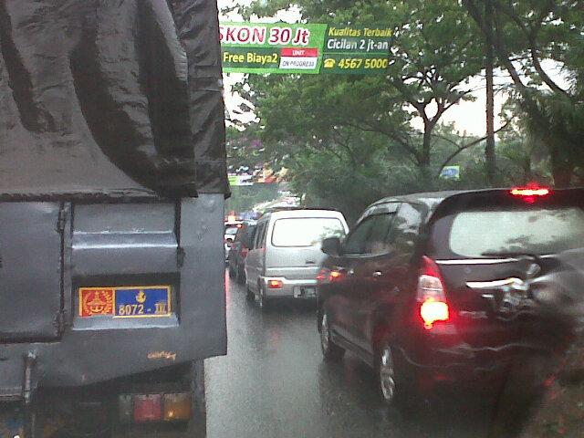 TorryFardiyanto's tweet photo. @RadioElshinta Jl alternatif Cibubur arah kota wisata / cileungsi macet mulai Citra Grand http://t.co/wY4X4jomWD