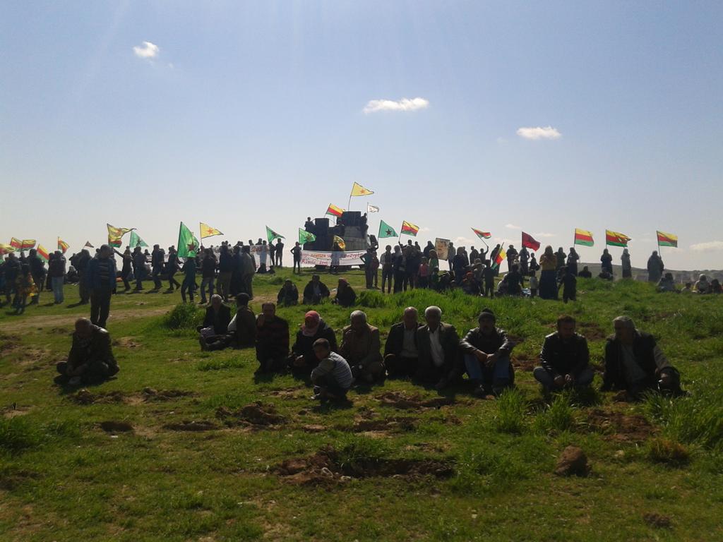 kizilordurojava's tweet photo. #Kobane 
Sınır bir halkı engelleyemez!
Bijî Newroz! http://t.co/crMCqdasLu