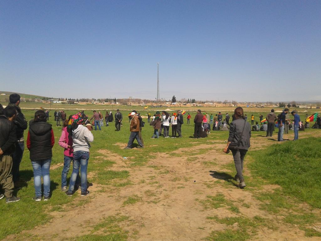 kizilordurojava's tweet photo. #Kobane 
Sınır bir halkı engelleyemez!
Bijî Newroz! http://t.co/crMCqdasLu