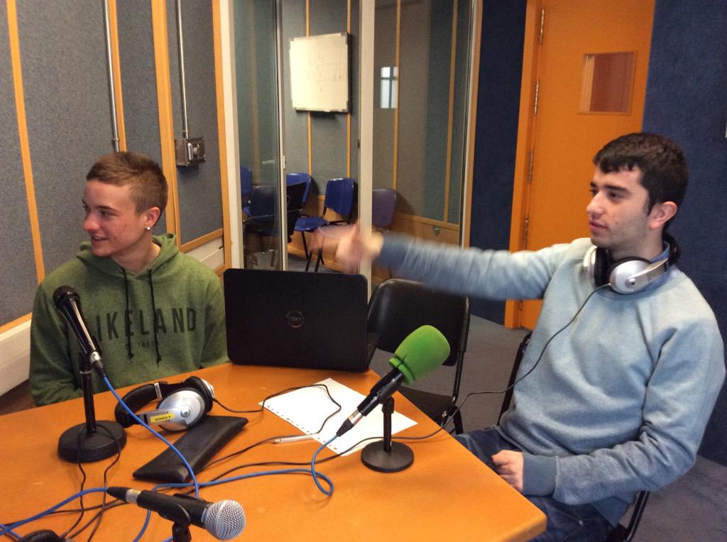 RadioCEV's tweet photo. En #directo en http://t.co/aa67zlf2NY o en el reproductor http://t.co/xb1tzJghiV @pedrito_ts  @JZA18 @ocannadstep http://t.co/rMX4EHwGUe