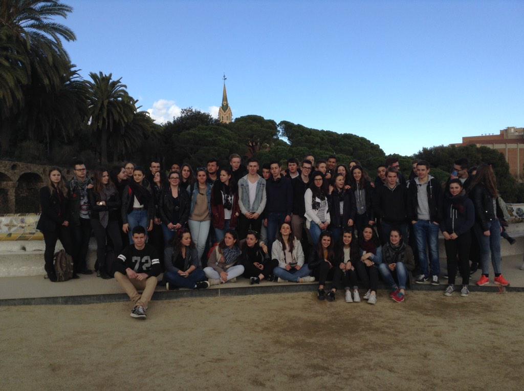 Antoine_Thom505's tweet photo. #JCEsp15 photo de groupe au parque Güell 😄 http://t.co/GO1l6gdpSE