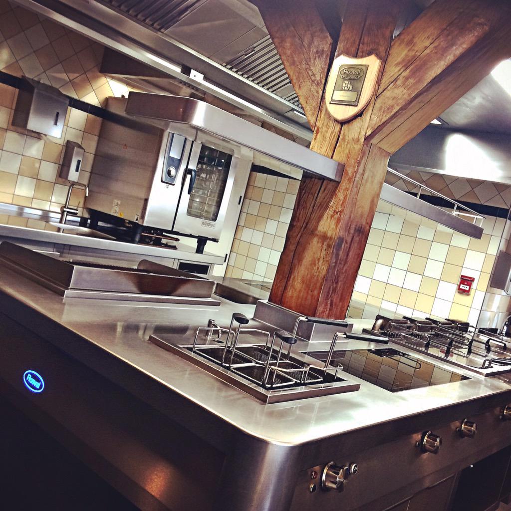 Jarovanmeerten's tweet photo. Prachtige Keuken aan het fotograferen  van @RosvalBest in een Boerderij @HetRuiterhuys #boerderij #bedandbreakfast http://t.co/ccn22zFf2U