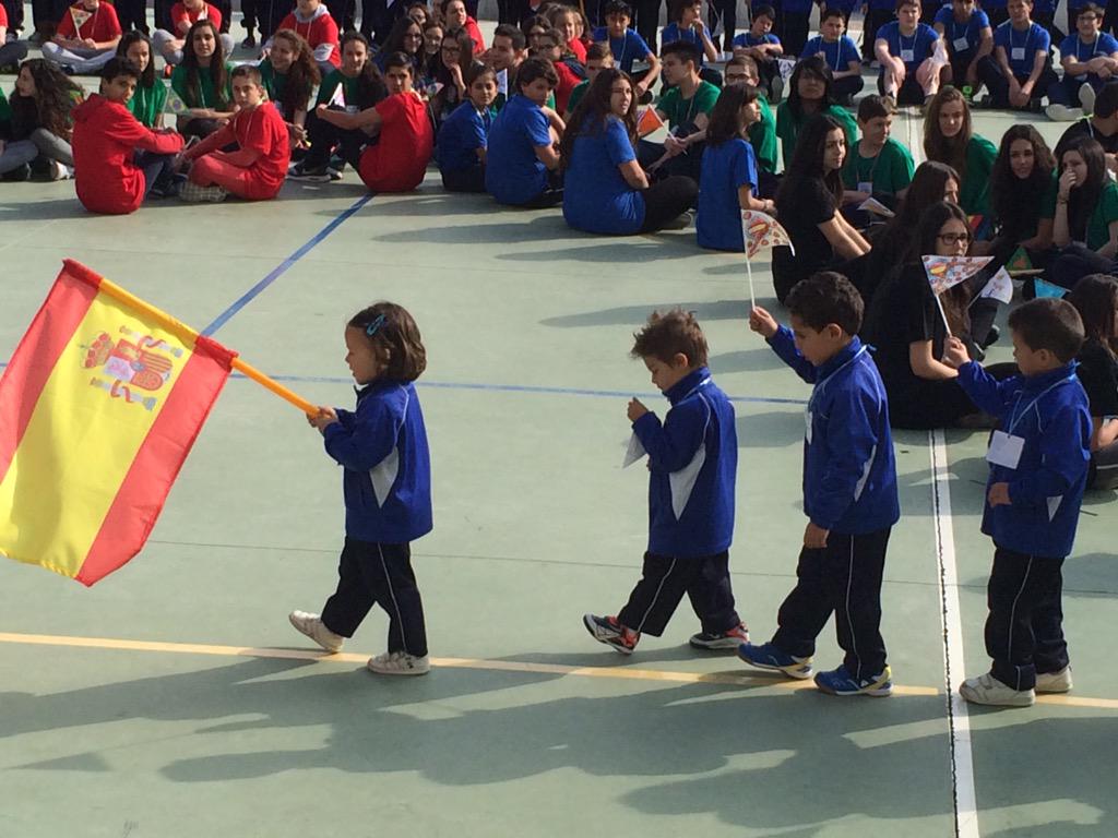 Loren_am90's tweet photo. Inaguración de las olimpiadas del colegio El Ope. Desfile inagural. Entra España! http://t.co/SvG0JJvPU8
