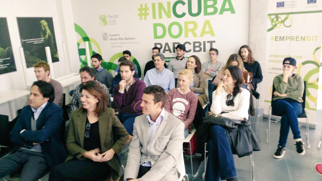 emprenbit's tweet photo. Hoy es un gran día porque tenemos sesión de #MoltMesDe45Minuts con nuestros proyectos 😃 http://t.co/YPJW0lNJRt