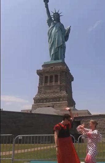 DanostuLike's tweet photo. @TheStarsHouse Artistas no somos, pero pocos han bailado #sevillanas en la @LibertyStatue https://t.co/nlTf3OaJkY http://t.co/5DMgjTSALw