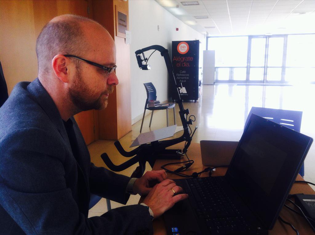 redbility's tweet photo. Ultimando configuraciones antes de la charla sobre #neuromarketing que comenzará en breve en el @ADdayURJC http://t.co/m8Roh1R1zM