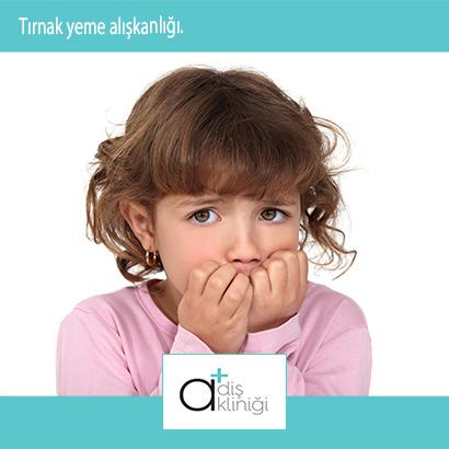 Hem tırnağa hem dişe zarar verir. Kırıklara, ön dişlerin yontulmasına, çürük ve diş eti enfeksiyonuna neden olabilir.