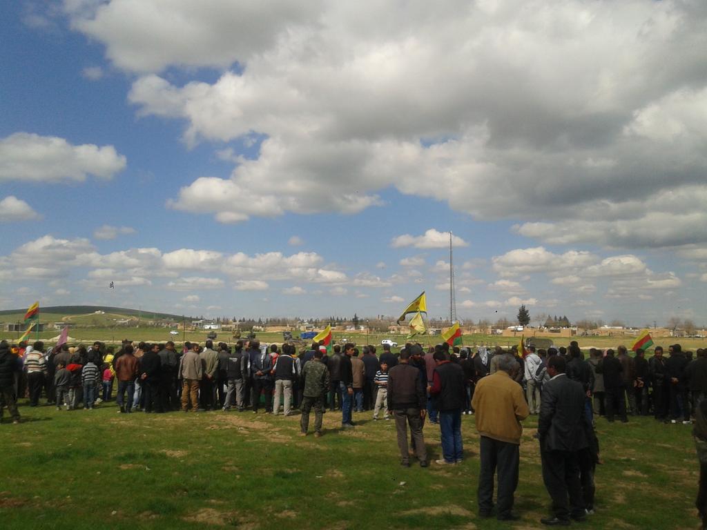kizilordurojava's tweet photo. #Kobane 
Bijî Berxwedana Kobane!
Bijî Newroz! http://t.co/LqUr8kaBUc