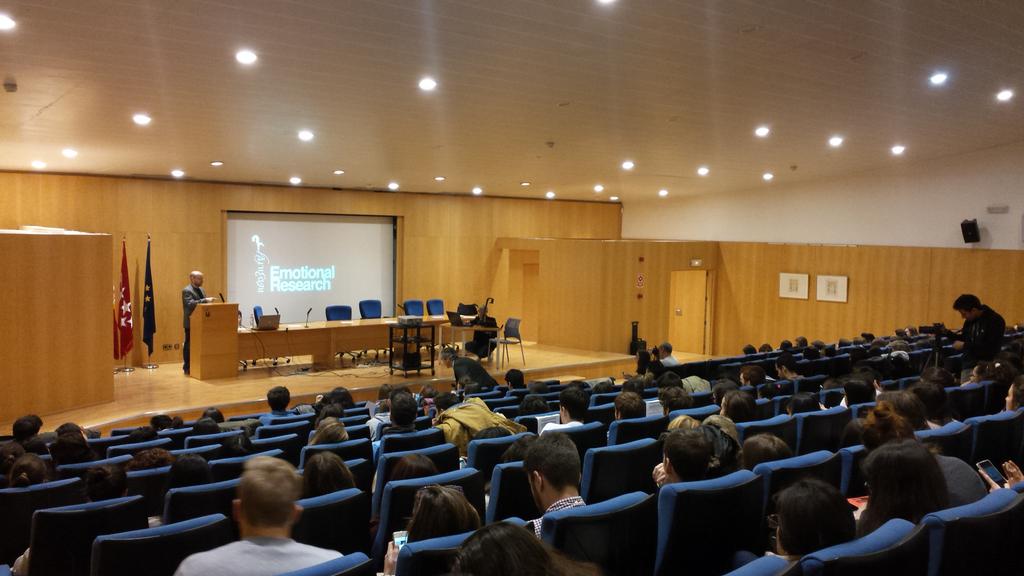 creandoURJC's tweet photo. Empieza la segunda ponencia, @dgvilalta de @redbility  "Emotional Research" en #ADdayURJC http://t.co/xr1iuelOt8