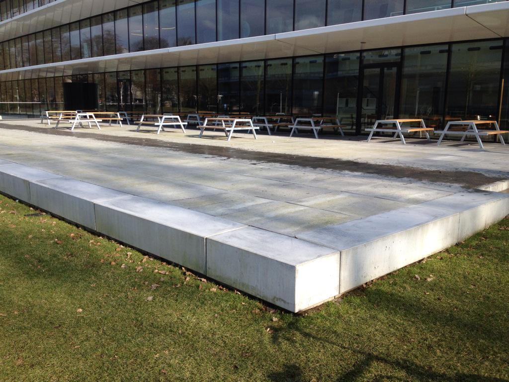 wim_schie's tweet photo. De eerste lente dag #takeabreak #eromesmarko #grotiusgebouw #radboudumc studenten kunnen plaatsnemen http://t.co/naA52mVPzb
