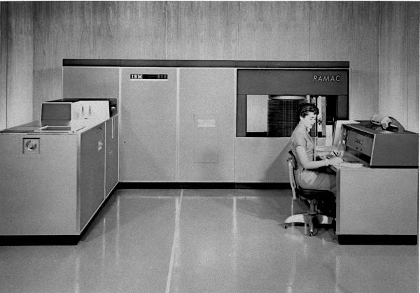 salihertugrul's tweet photo. Dünyanın ilk hard diski RAMAC, 5MB kapasite ve 1 ton'dan ağır. Yıl 1956
#firstharddisk #innovation #teknoloji http://t.co/WW25VjUGmO