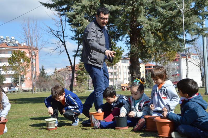 AcipayamB's tweet photo. Birlikte Büyüyecekler. Öğrencilerimiz Çam Tohumu Dikti. Haberi Okumak İçin Tıklayın: http://t.co/I9o6Y3SF8h http://t.co/YTLtv5FbiC