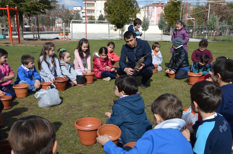 AcipayamB's tweet photo. ilkokul Öğrencilerimizin Çam Tohumu Dikme Etkinliği Videosu:  https://t.co/Dvktg6lZke http://t.co/ksgXy6qLcK