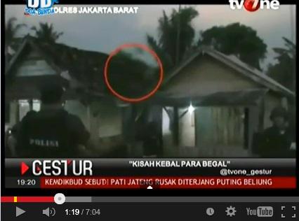 VIVAforum's tweet photo. VIDEO: Begal Berilmu Sakti Bisa Menghilang Saat Rumah Dikepung Polisi http://t.co/Y7qLT6YgJF http://t.co/UZ8Tg3ocHb