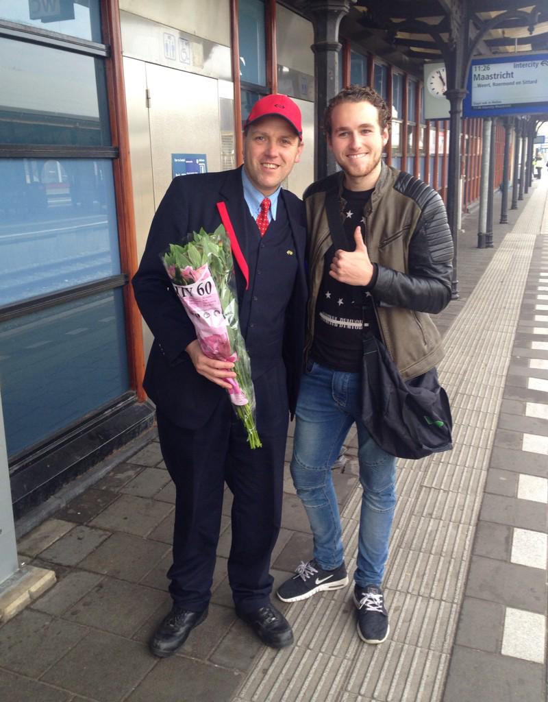 NSbloemenactie's tweet photo. Een oprechte blije lach van deze conducteur toen wij een bloementje aan hem gaven! #nsbloemenactie #treinleven http://t.co/NgWQlZptqc