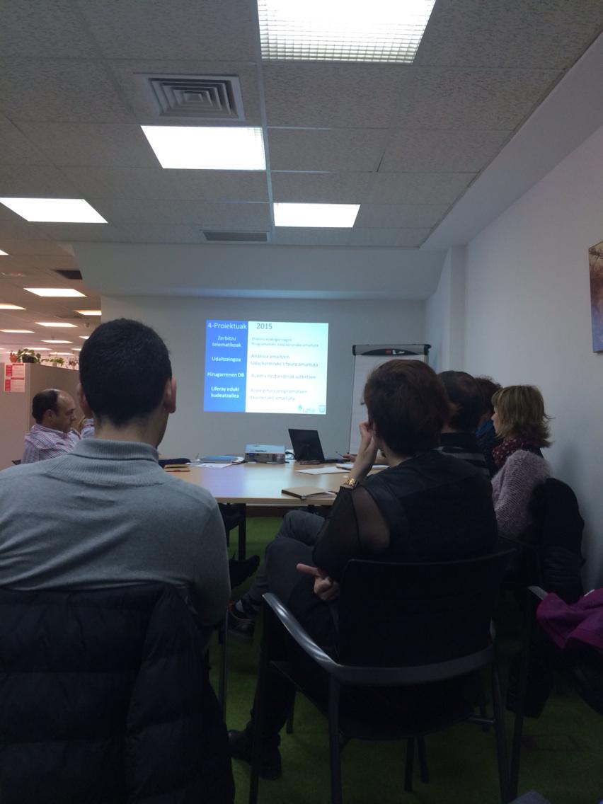 Oñatin gaude eskualde zentroetako jarraipen bileran. Gaien artean formazioa, 2015eko proiektuak eta @gipuzkoairekia