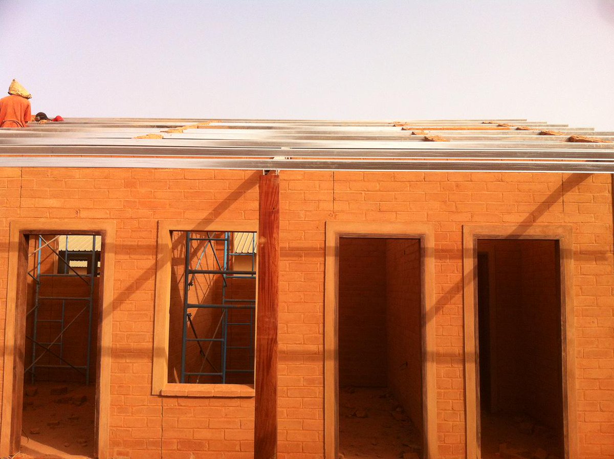 FinishProfiles's tweet photo. Bouw van een school in Gambia, gebouwd vanuit het light steel frame van Finish Profiles @FinishProfiles. http://t.co/518tTweDbT