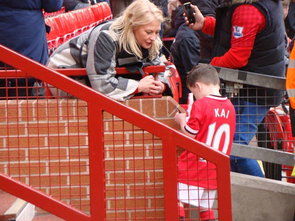 TotallyMUFC's tweet photo. Kai Rooney signing autographs 

#KidLegend http://t.co/WhLgi6JZc2