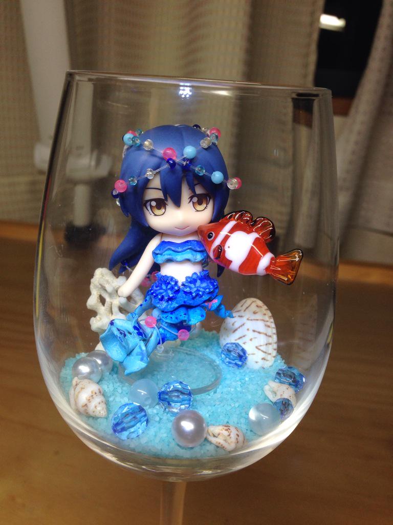 くらいどp Useさん Useusep のワイングラスアイデアが素晴らしすぎて 早速100均にいって砂とビーズを購入 おまけで昔沖縄で拾った貝達もいれて人魚ねんぷちのステージ完成 やっぱりこの飾り方は凄くいい Http T Co X1xtiiepks