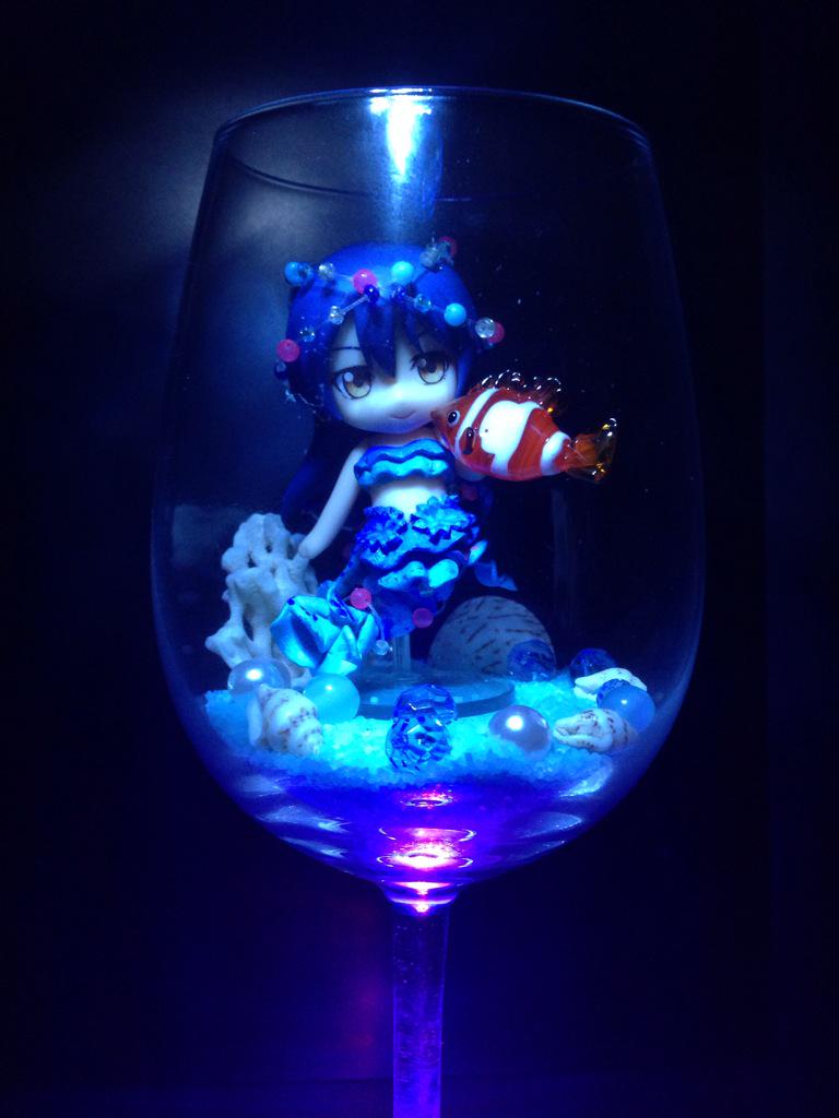 くらいどp Di Twitter Useさん Useusep のワイングラスアイデアが素晴らしすぎて 早速100均にいって砂とビーズを購入 おまけで昔沖縄で拾った貝達もいれて人魚ねんぷちのステージ完成 やっぱりこの飾り方は凄くいい Http T Co X1xtiiepks