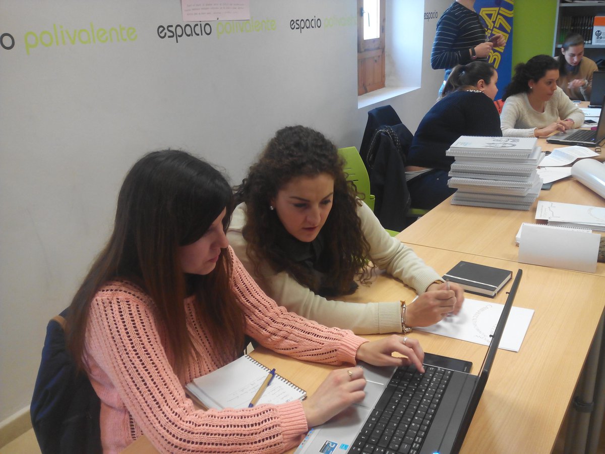 LanzaBaeza's tweet photo. Los comités de la Lanzadera de Baeza, RRHH y Comunicación trabajando por grupos en sus diferentes proyectos http://t.co/ZkdUNNWi9b