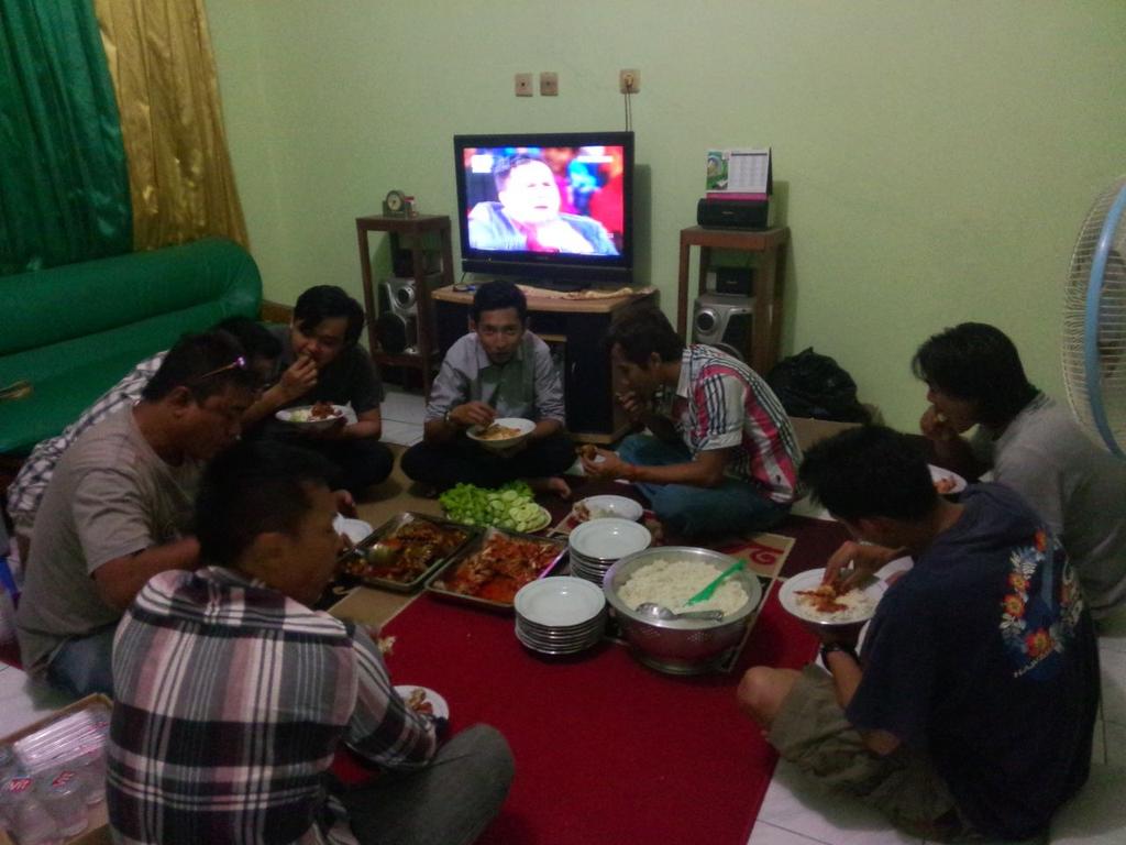 Ptrannis's tweet photo. sengaja aku undang kerumah makan kepiting dan spesialnya nonton DA2 hihi. Mantab ini! Buat ka endah khususnya smgt http://t.co/PprgNpTj43