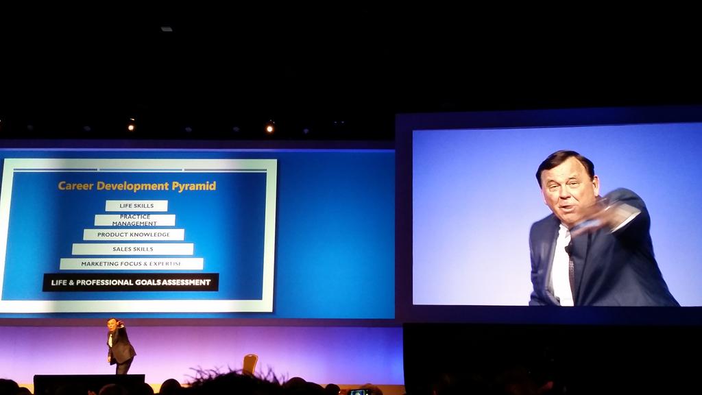 gsalum7's tweet photo. "No importa cuanto ganas como agente, si no en como impactas en la vida de las personas" Richard Weylman http://t.co/rjQasduB9j