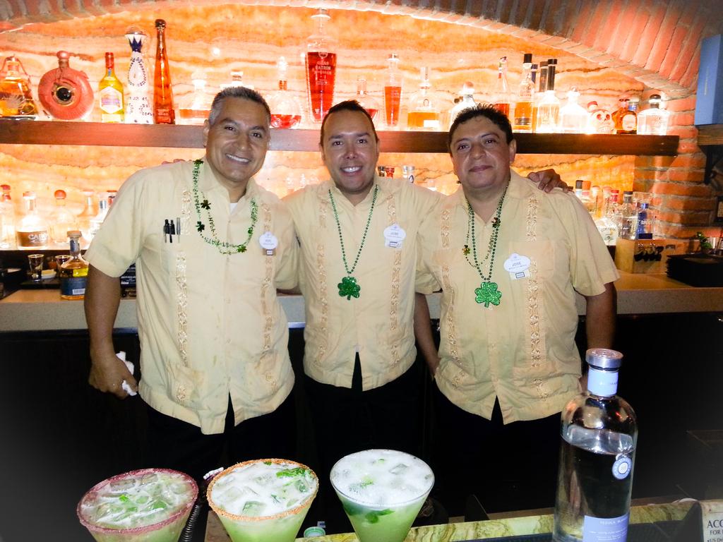 senoritalacava's tweet photo. Best team ever! I-rish you were here! #paintcavagreen... @pepelopez64 @cavadeltequila @pepeleyenda #PepesFanClub http://t.co/upbY9jSMFB