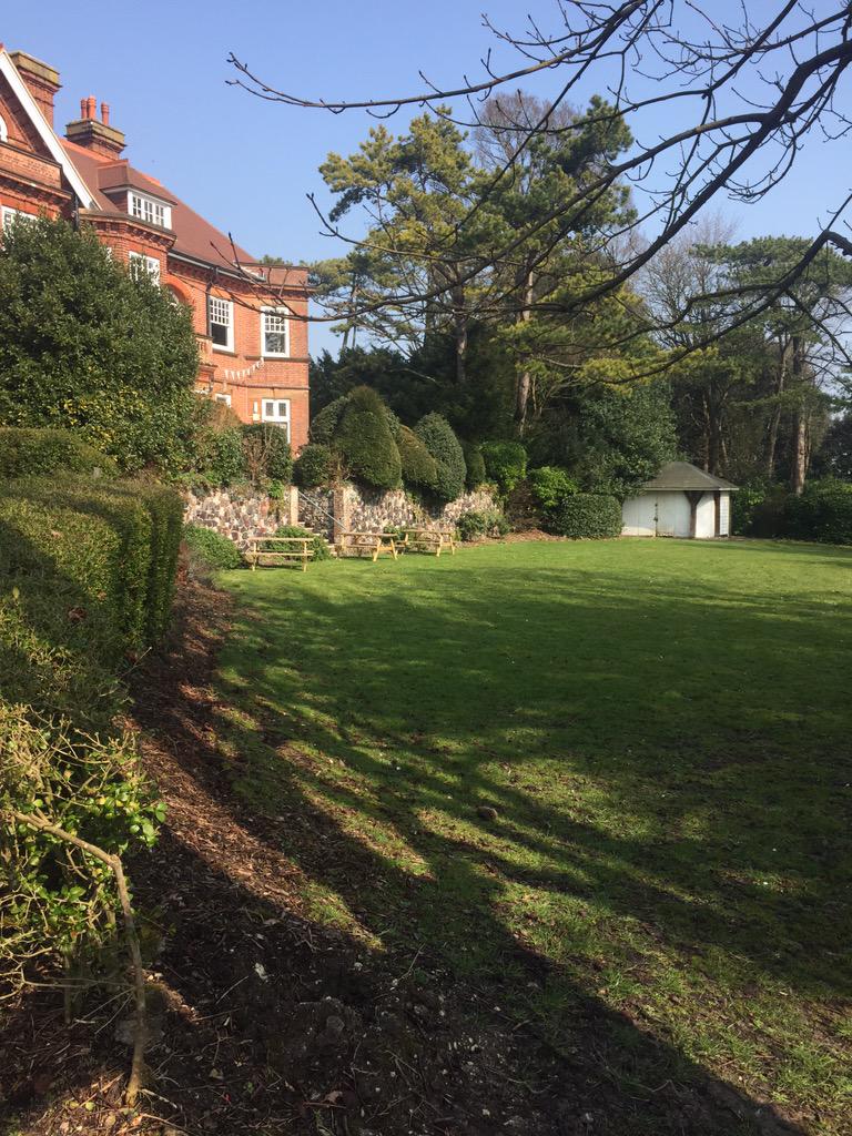 Starting_Gate_'s tweet photo. This weather is making us look forward to this years Garden party! ☀️☀️ http://t.co/AACNkblXWv