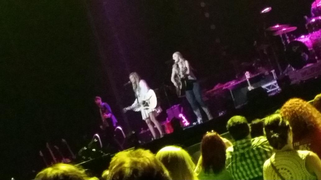 neoningreycrowd's tweet photo. Who are these stunning girls? @MaddieandTae It was nice to meet you tonight. I treasure my mvp award. #FlyDownUnder http://t.co/6i1opIka2Z