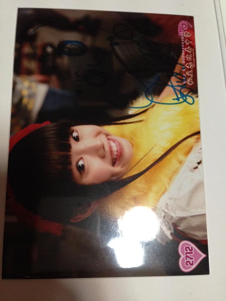 EBC_pon05's tweet photo. 譲 ぁぃぁぃサイン
求 安本彩花サイン http://t.co/6WykcWAd3m