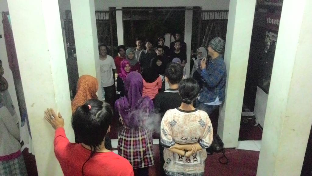 Selasaan hr ini dimulai dgn pemanasan oleh "simon &amp;mas rony"....yuk yg blm merapat <a href="/UKMTEATERUMM/">teaterkomunitasunmuh</a> <a href="/bellbabateater/">Teater Bell Baba </a>