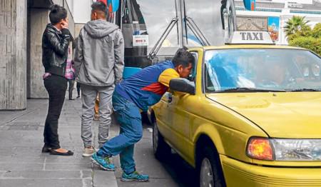 el_telegrafo's tweet photo. #Top10Telegrafo Tres grupos sociales rechazan alza de tarifas en taxis de #Quito http://t.co/C4RkPm95gU http://t.co/SjcK9v1FkJ