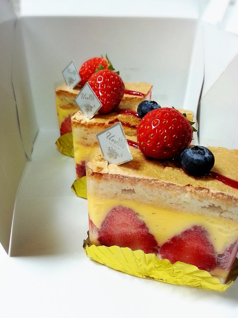 demy323's tweet photo. デザートはun樹のケーキ。
ゆーほが帰宅しているので久々の3個買い。

今日もまた甘いものの誘惑に負けました。 http://t.co/oawLdd8Hch