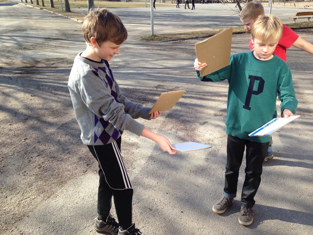 folkasboskolan's tweet photo. Vi laddar inför solförmörkelsen på fredag😎 Besök gärna http://t.co/8NNbo8kPNe , tips om teleskop-bygge! /klass 5 http://t.co/9gPt5lZwZI