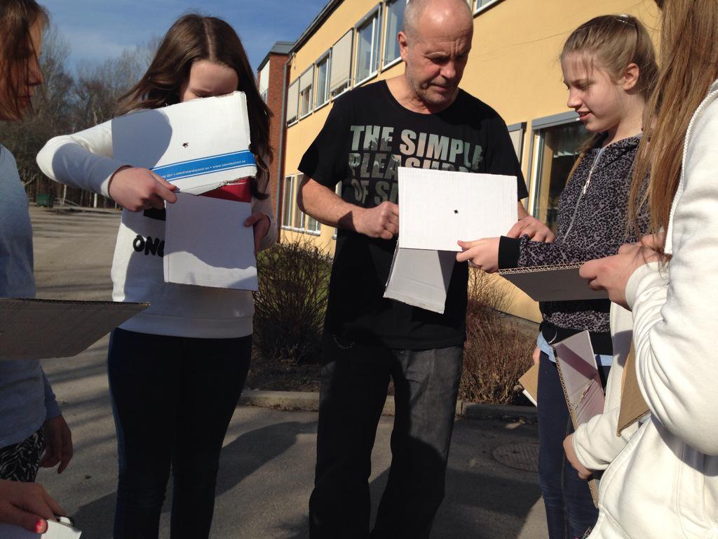 folkasboskolan's tweet photo. Vi laddar inför solförmörkelsen på fredag😎 Besök gärna http://t.co/8NNbo8kPNe , tips om teleskop-bygge! /klass 5 http://t.co/9gPt5lZwZI