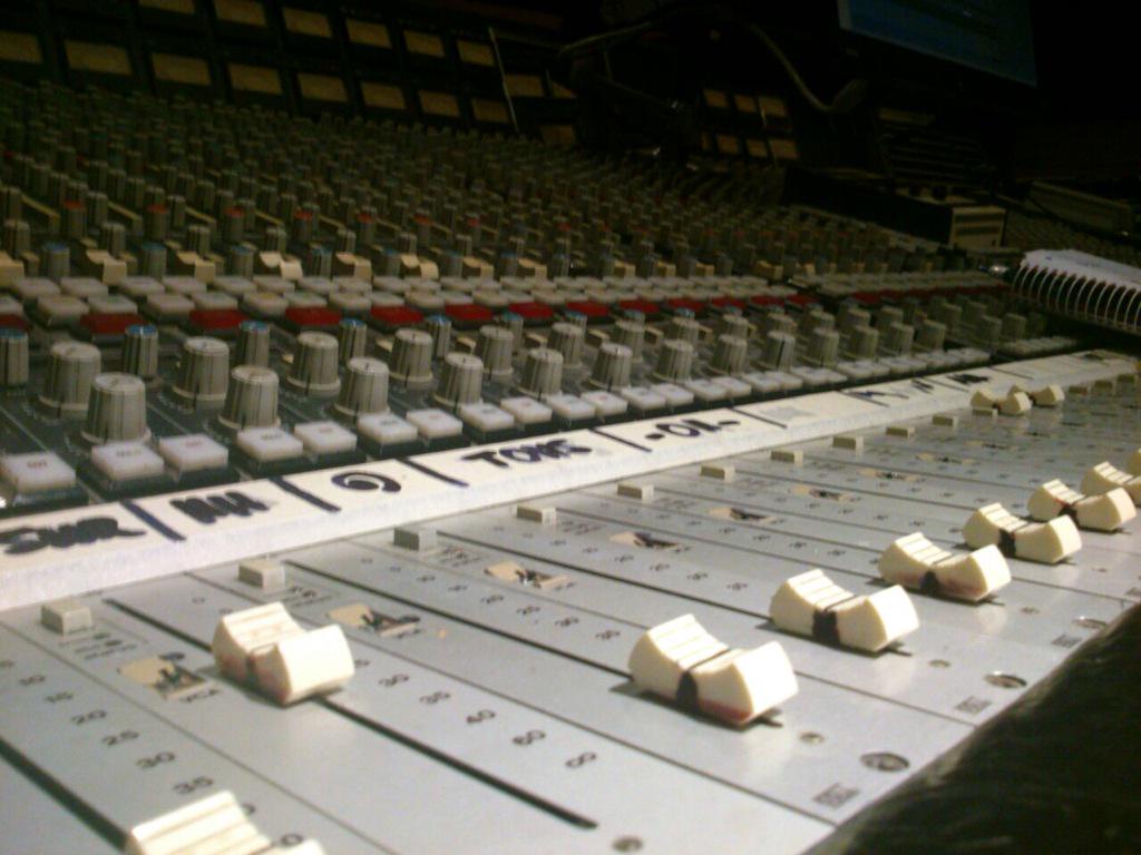 YORUBAmetal's tweet photo. Hoy toca editar la bateria... #EstudiosOasis #Yoruba #NuevoDisco http://t.co/XMncCO3fky