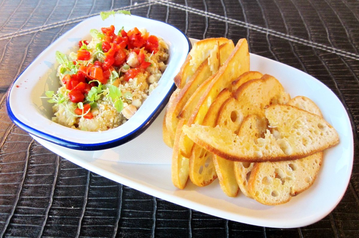 Le_bon_vivant_'s tweet image. Red pepper hummus w smoked chilli, fetta &amp;amp; chickpeas @obardining (Chef @darrenmfc)