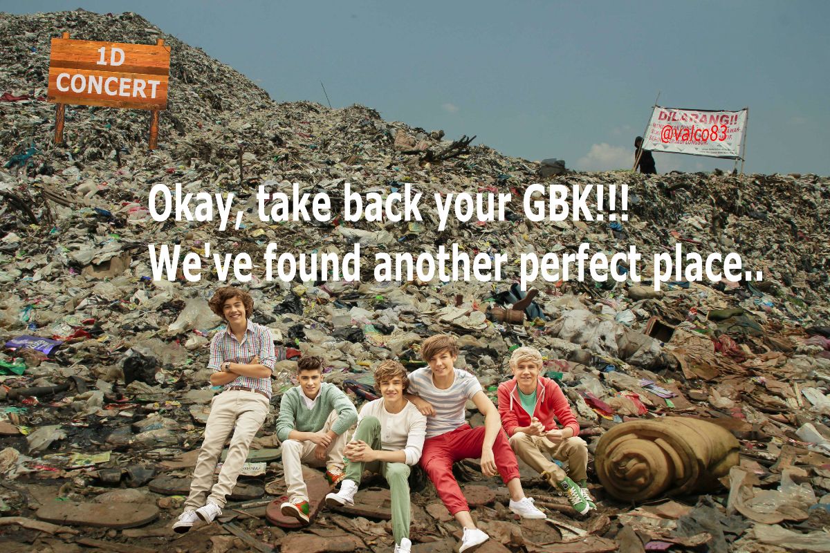 Valco83's tweet photo. Udeh, tenang aja...dah pindah tempat kok konsernya :D
#OneDirectionJancuk http://t.co/H7ftz6U5sk
