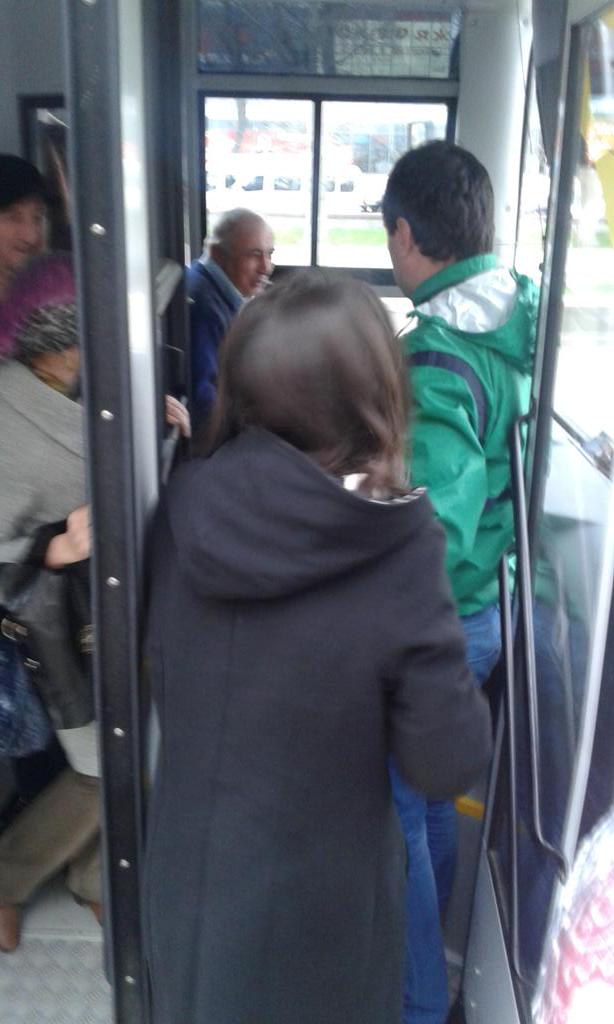 Автобус спокойно заезжает на остановку