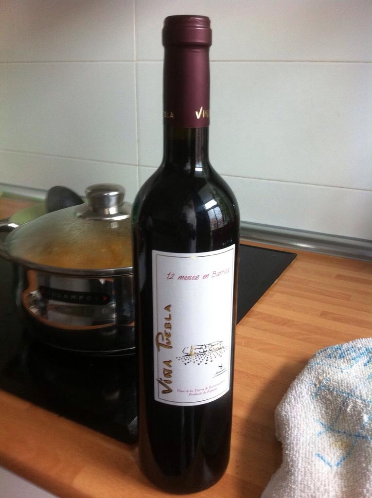 Pedro, un amigo de #Madrid nos manda esta foto. Patatas con costillas y VP 12 Meses Crianza. #maridajedeprimera