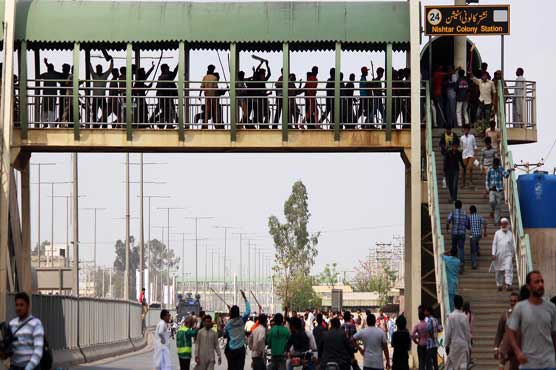 ThePakistanUrdu's tweet photo. سانحہ یوحنا آباد، پرتشدد واقعات میں ملوث افراد کی شناخت کا سلسلہ شروع http://t.co/Q2yGHPi2HL … http://t.co/gRBnFqObYe #PMLNTV