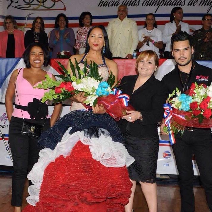 felipedeleon60's tweet photo. Cierre del desfile. Vestida para triunfar http://t.co/VepBrrnU8Q