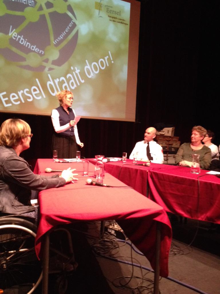 BMEersel's tweet photo. Pytia Wynia brengt een ode aan de helpende hand http://t.co/f1pIFpH6Bp