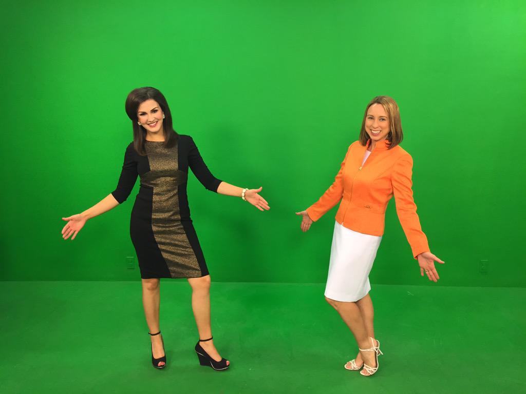 SashaLoftis's tweet image. Here&apos;s why @ErinJordan_WX and I didn&apos;t wear green today! #GreenScreenProblems. We went for the pot of gold instead.