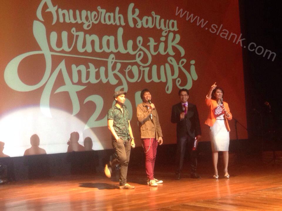 slankdotcom's tweet image. #ngeSlankRameRame Tadi siang anti narkoba, malamnya anti korupsi!