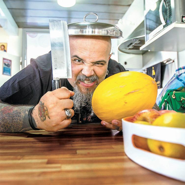 folha's tweet photo. João Gordo e Mano Brown preparam receita vegana juntos em vídeo http://t.co/pMNAS6ofB3 http://t.co/0viSJIl9B6