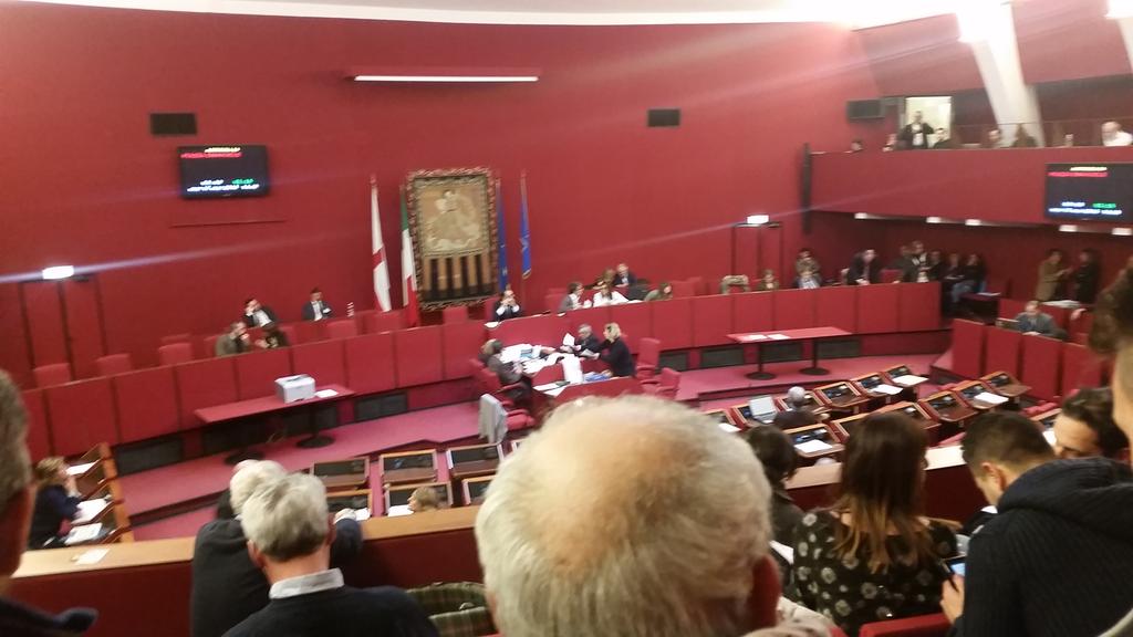 VMossetti's tweet photo. In consiglio comunale per dire no al petrolchimico a Sampierdarena!  #salviamolalanterna http://t.co/NrtYxRcJeu