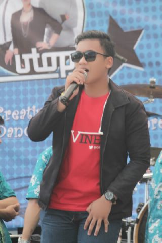 Ini Vokalis kita yang 1 panggung dengan Utopia Band\m/ <a href="/arival_ammar/">#ArivalD'Vinerz!™</a>