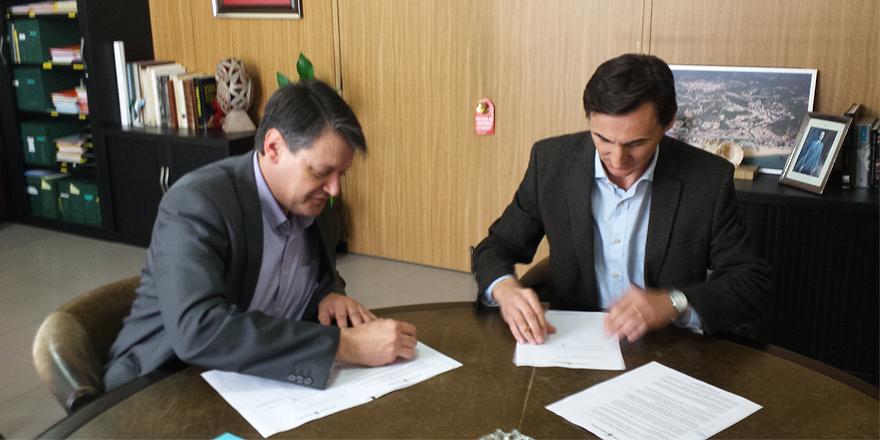 Veolia_Cat's tweet photo. L’@ajcaldetes i #Sorea signen mesures contra la vulnerabilitat econòmica i corroboren el compromís amb les persones. http://t.co/GlyDPqDmyZ